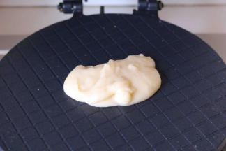 平底锅加热，放入一勺面糊