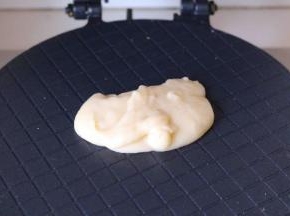 平底锅加热，放入一勺面糊