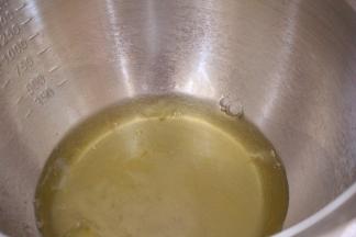 称量好所有材料备用，蛋清中加入细砂糖