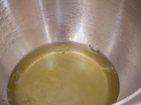 称量好所有材料备用，蛋清中加入细砂糖