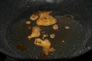 锅内倒入适量食用油。
加入冰糖，小火炒至糖变成褐色，起小泡泡。