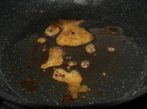 锅内倒入适量食用油。
加入冰糖，小火炒至糖变成褐色，起小泡泡。