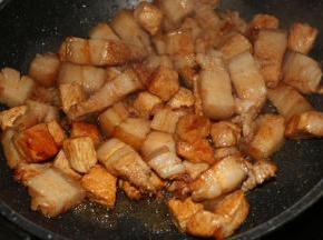 加入猪肉块翻炒。