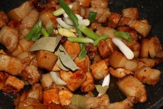 加入葱姜、大料、香叶、桂皮等调料继续翻炒。