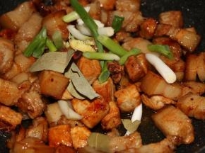 加入葱姜、大料、香叶、桂皮等调料继续翻炒。