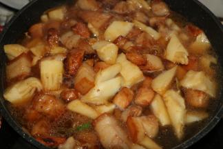 加入适量水，没过猪肉为宜。