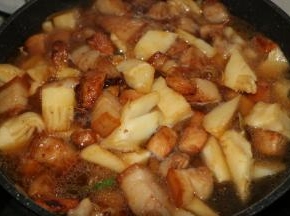 加入适量水，没过猪肉为宜。