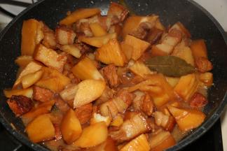 大火烧开，小火慢炖40分钟，猪肉软烂后，大火收汁。