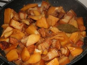 大火烧开，小火慢炖40分钟，猪肉软烂后，大火收汁。
