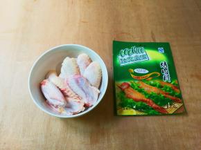 准备好洗净的鸡翅中和COOK100酷克壹佰孜然烤肉料