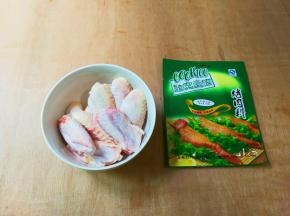 准备好洗净的鸡翅中和COOK100酷克壹佰孜然烤肉料