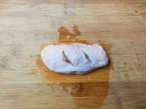 每一个鸡翅中正反面都要划切两刀