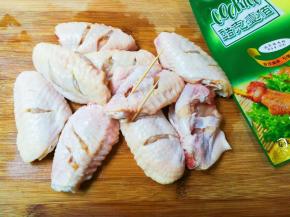 再用牙签在每一个鸡翅中上面扎一扎，这样便于腌制入味