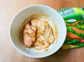 放入鸡翅中拌匀放入冰箱冷藏腌制五小时，我一般晚上腌制第二天烤