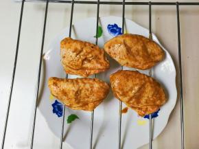 取出鸡翅中放在烤架上