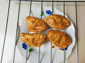 取出鸡翅中放在烤架上