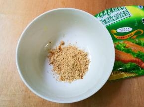 取14克孜然烤肉料粉放入碗中