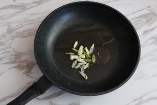 锅内倒入适量食用油，煸香葱花。