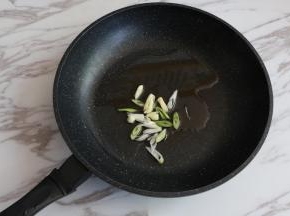 锅内倒入适量食用油，煸香葱花。