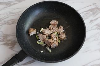 放入肥肠煸炒。