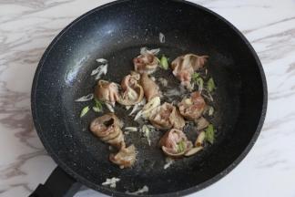 煸炒至肥肠出油。