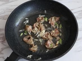 煸炒至肥肠出油。