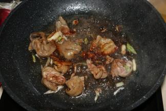 加入适量老抽调色。