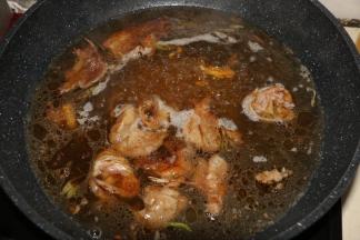 加入一大碗水煮开。