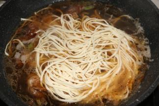 放入面条煮熟。