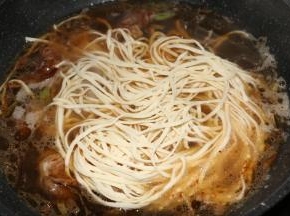放入面条煮熟。