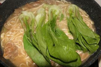 快出锅前放入小油菜。撒少许盐调味！