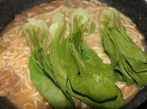 快出锅前放入小油菜。撒少许盐调味！