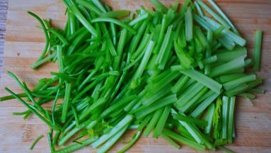 香芹清洗干净切寸段