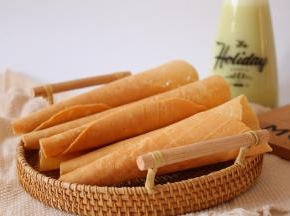 刚开始蛋卷会有些软，放凉之后就会变得很脆