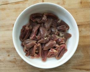 鸡心洗净，撕去油脂，对半切开，洗净污血。