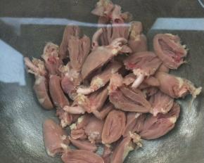 凉水放入鸡心，水开捞出。