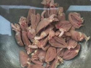 凉水放入鸡心，水开捞出。