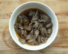 沥干水分，加料酒，生抽，五香粉腌制。