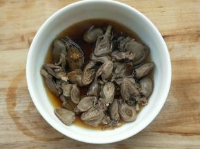 沥干水分，加料酒，生抽，五香粉腌制。