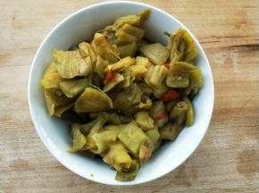 腌制的同时准备好三月三客家芋荷。