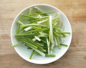 葱切段。
