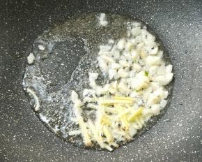 起油锅，放姜丝蒜末煸出味。