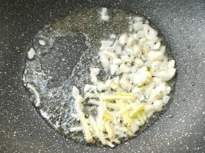 起油锅，放姜丝蒜末煸出味。