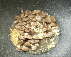 倒入鸡心翻炒。