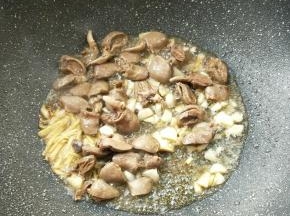 倒入鸡心翻炒。