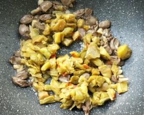 倒入芋荷翻炒一会。