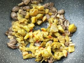 倒入芋荷翻炒一会。