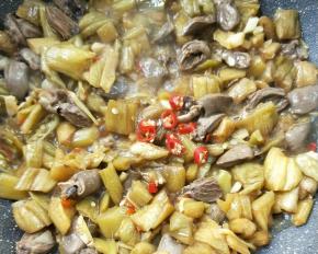 撒小米辣。
～喜辣者多放。