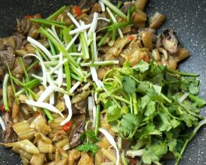 撒葱段和香菜段，加少许白糖。