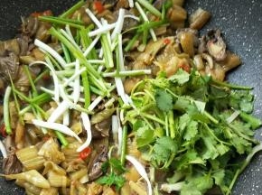 撒葱段和香菜段，加少许白糖。
